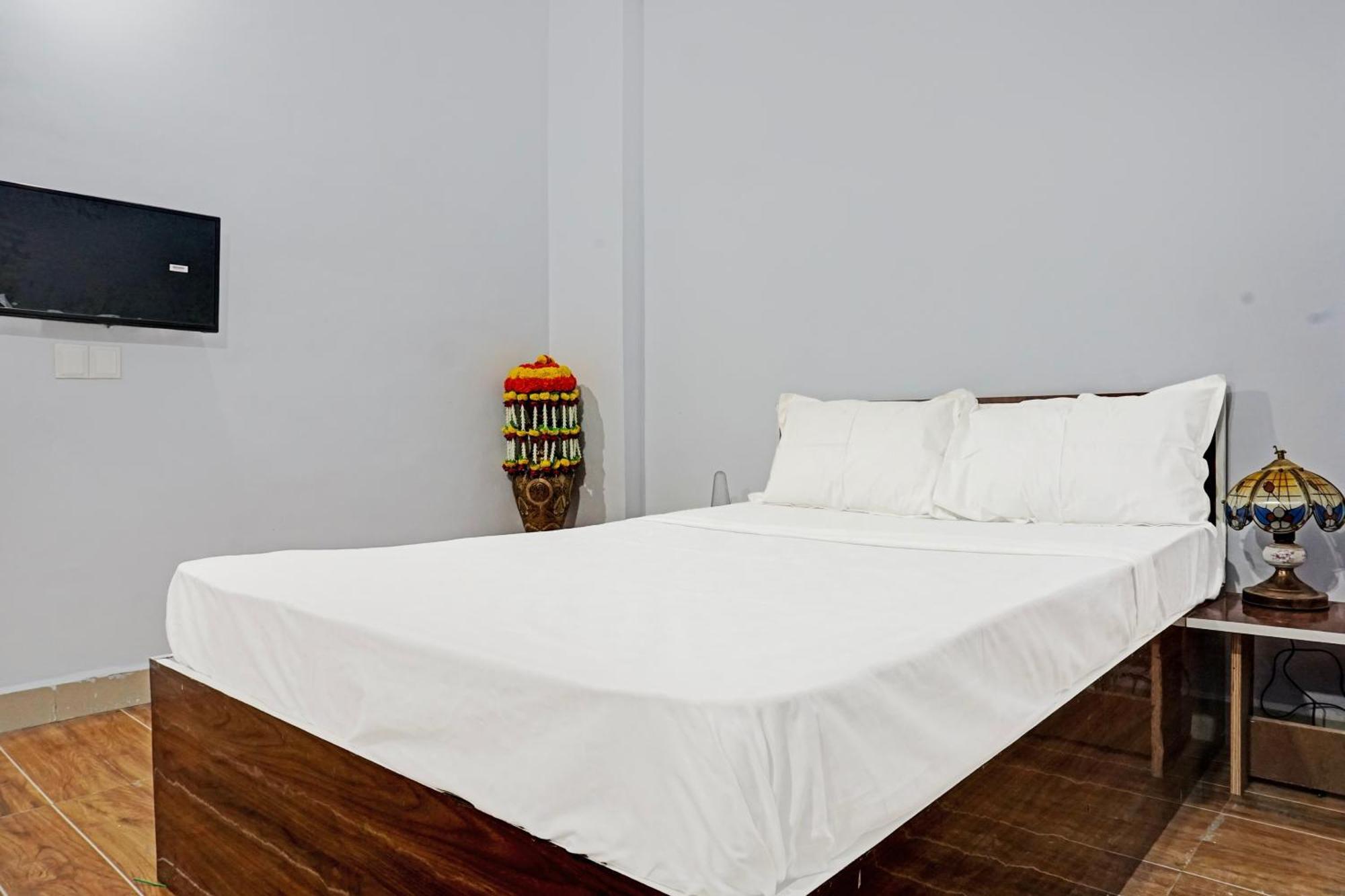 Oyo 820503 Lotus Lodge And Guest House Kharakvasla Luaran gambar