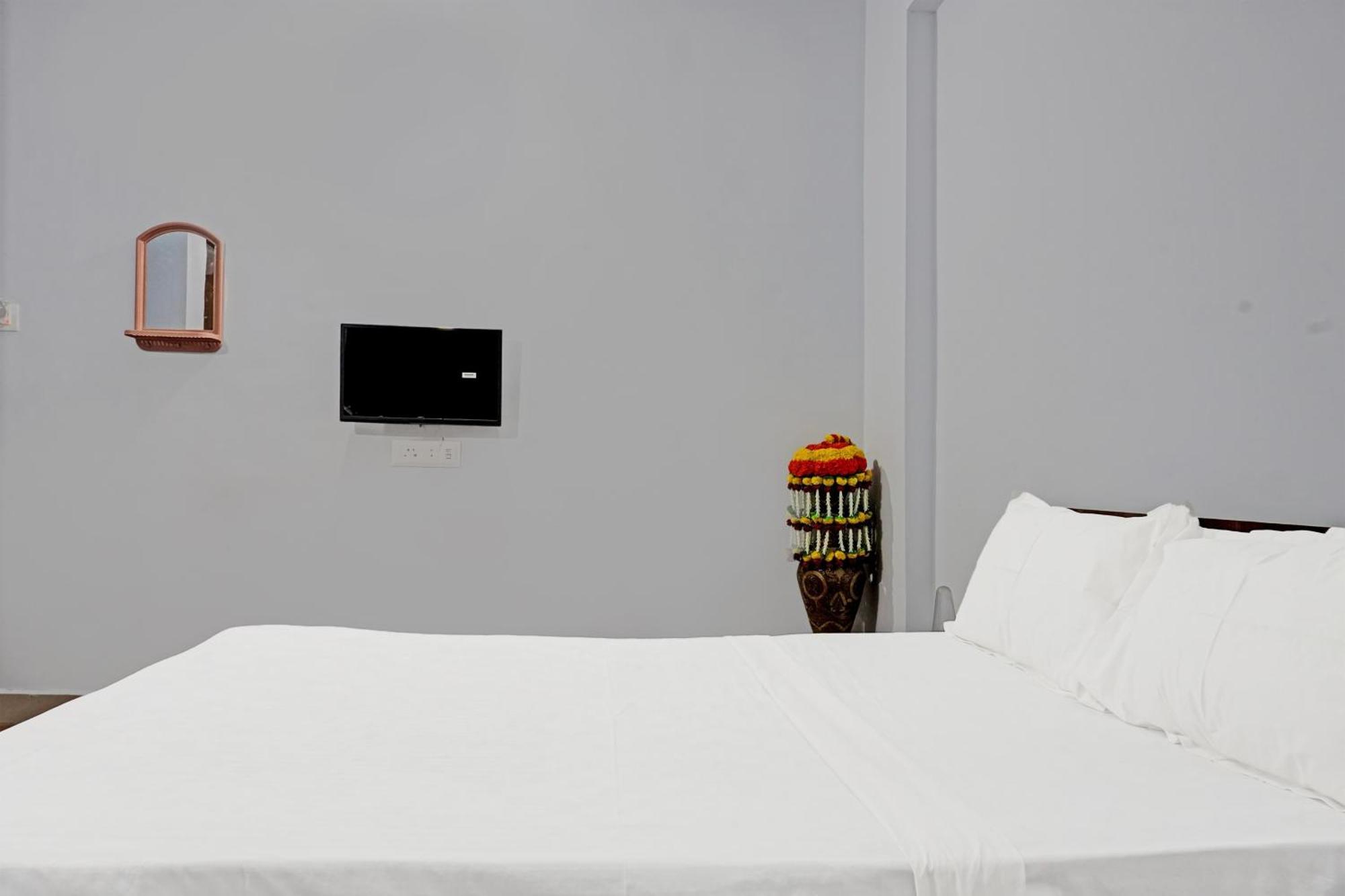 Oyo 820503 Lotus Lodge And Guest House Kharakvasla Luaran gambar