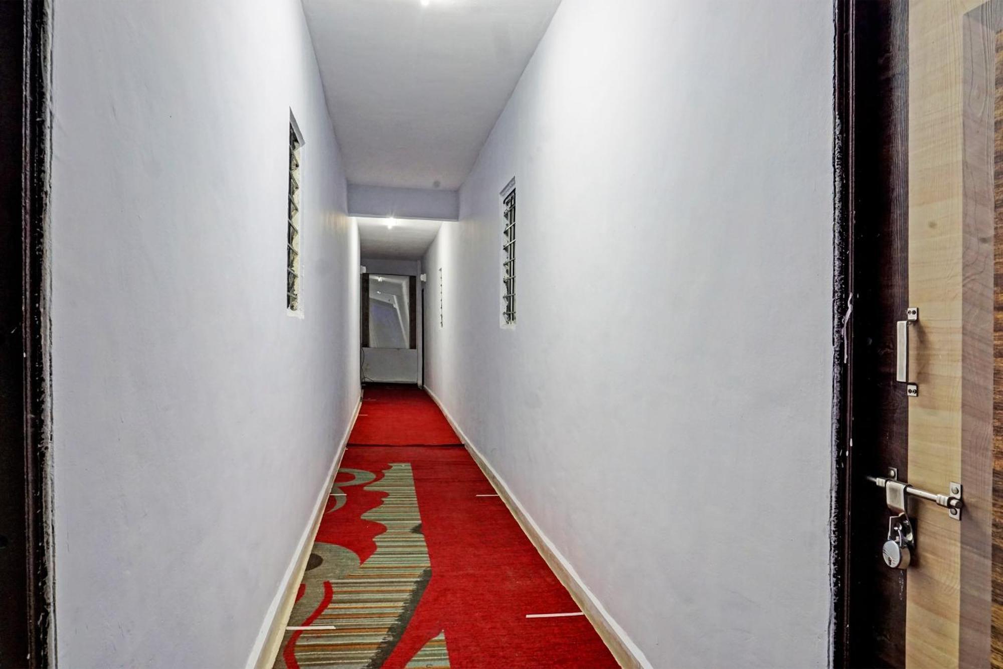 Oyo 820503 Lotus Lodge And Guest House Kharakvasla Luaran gambar