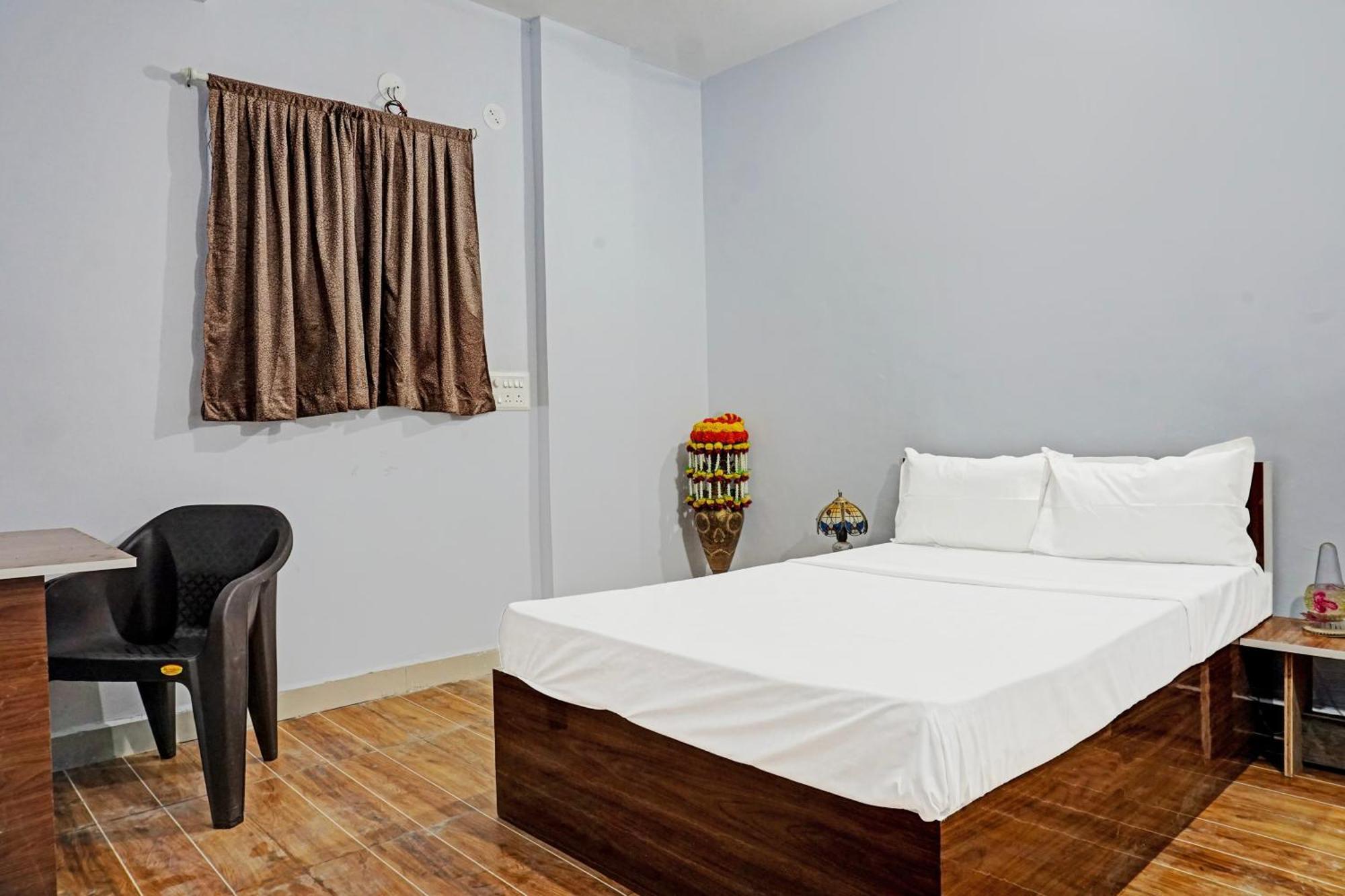 Oyo 820503 Lotus Lodge And Guest House Kharakvasla Luaran gambar