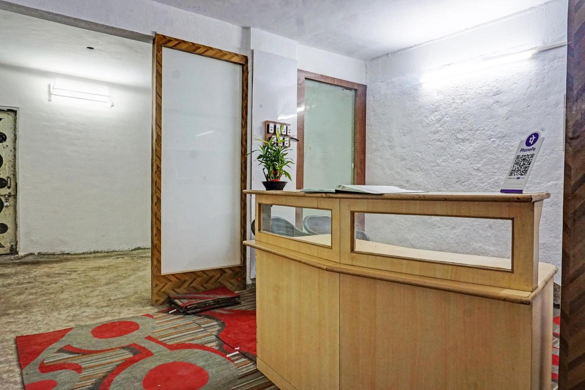 Oyo 820503 Lotus Lodge And Guest House Kharakvasla Luaran gambar