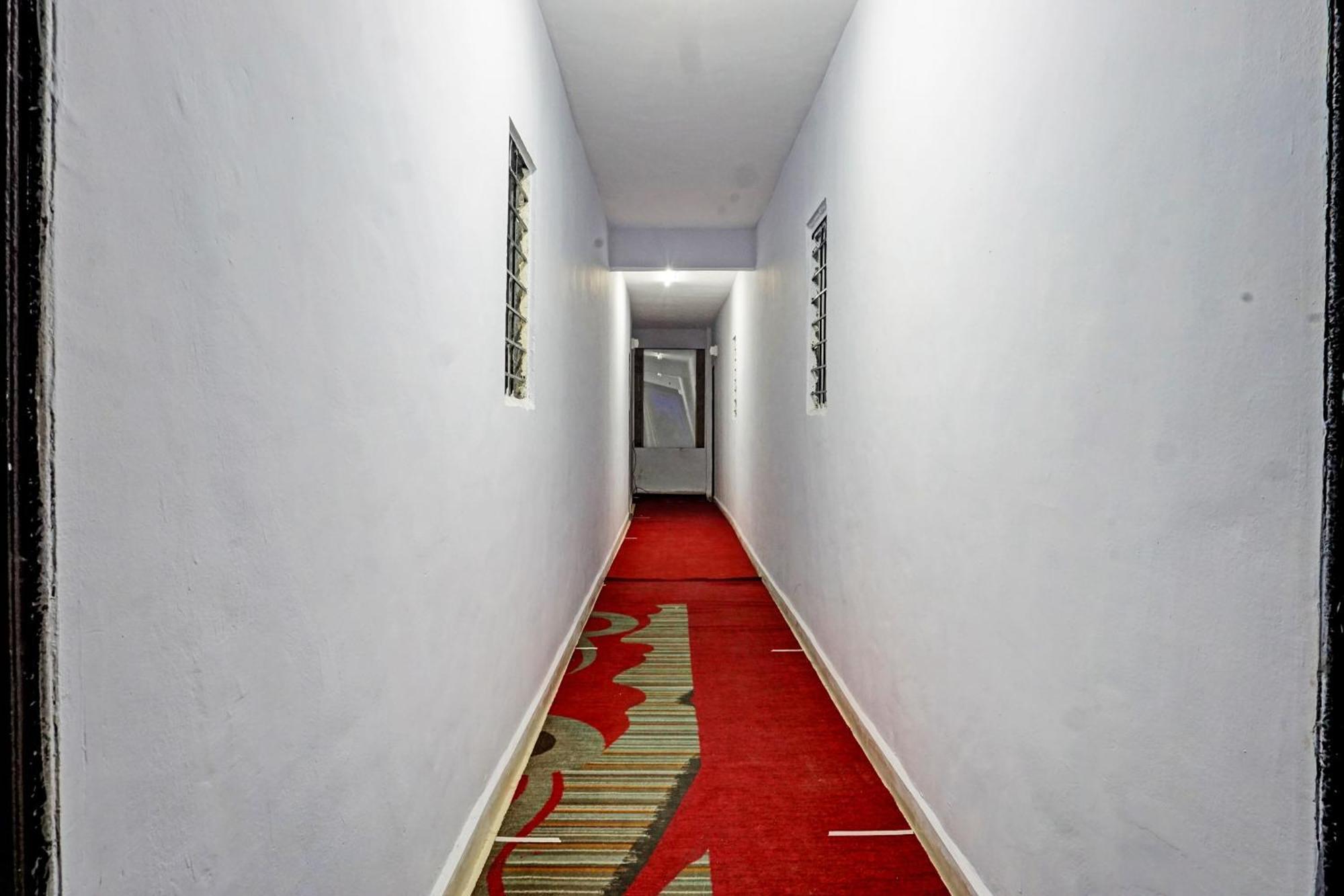 Oyo 820503 Lotus Lodge And Guest House Kharakvasla Luaran gambar