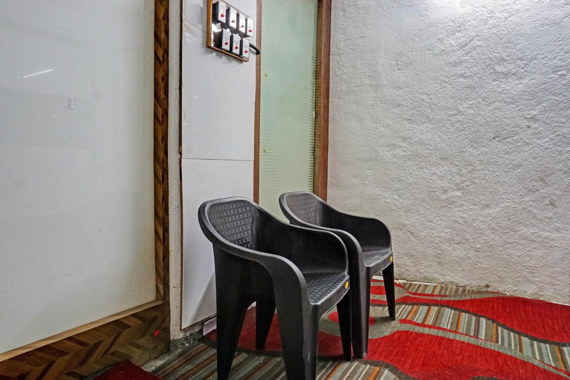 Oyo 820503 Lotus Lodge And Guest House Kharakvasla Luaran gambar
