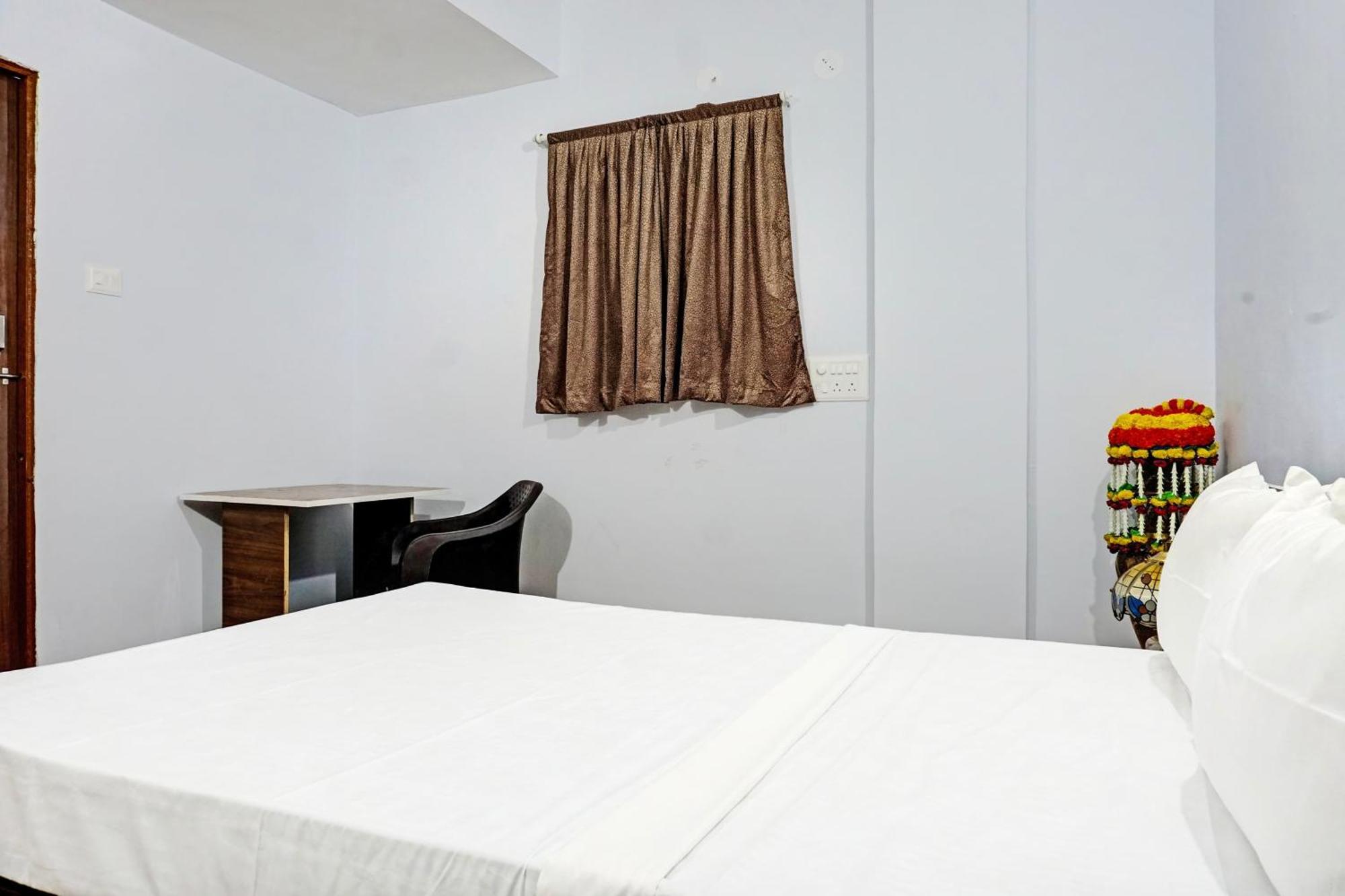 Oyo 820503 Lotus Lodge And Guest House Kharakvasla Luaran gambar