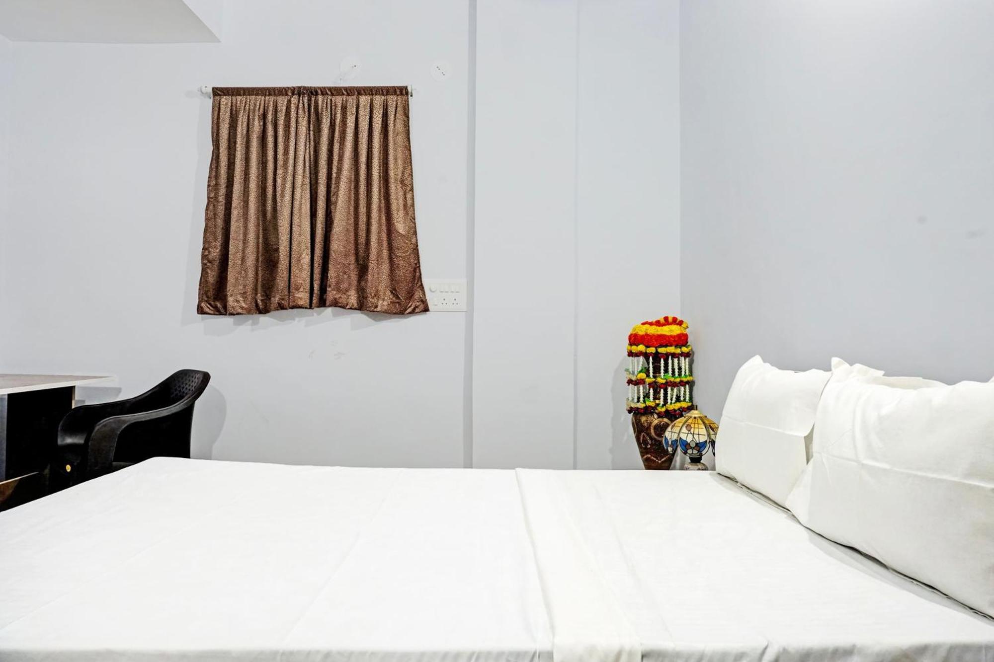 Oyo 820503 Lotus Lodge And Guest House Kharakvasla Luaran gambar