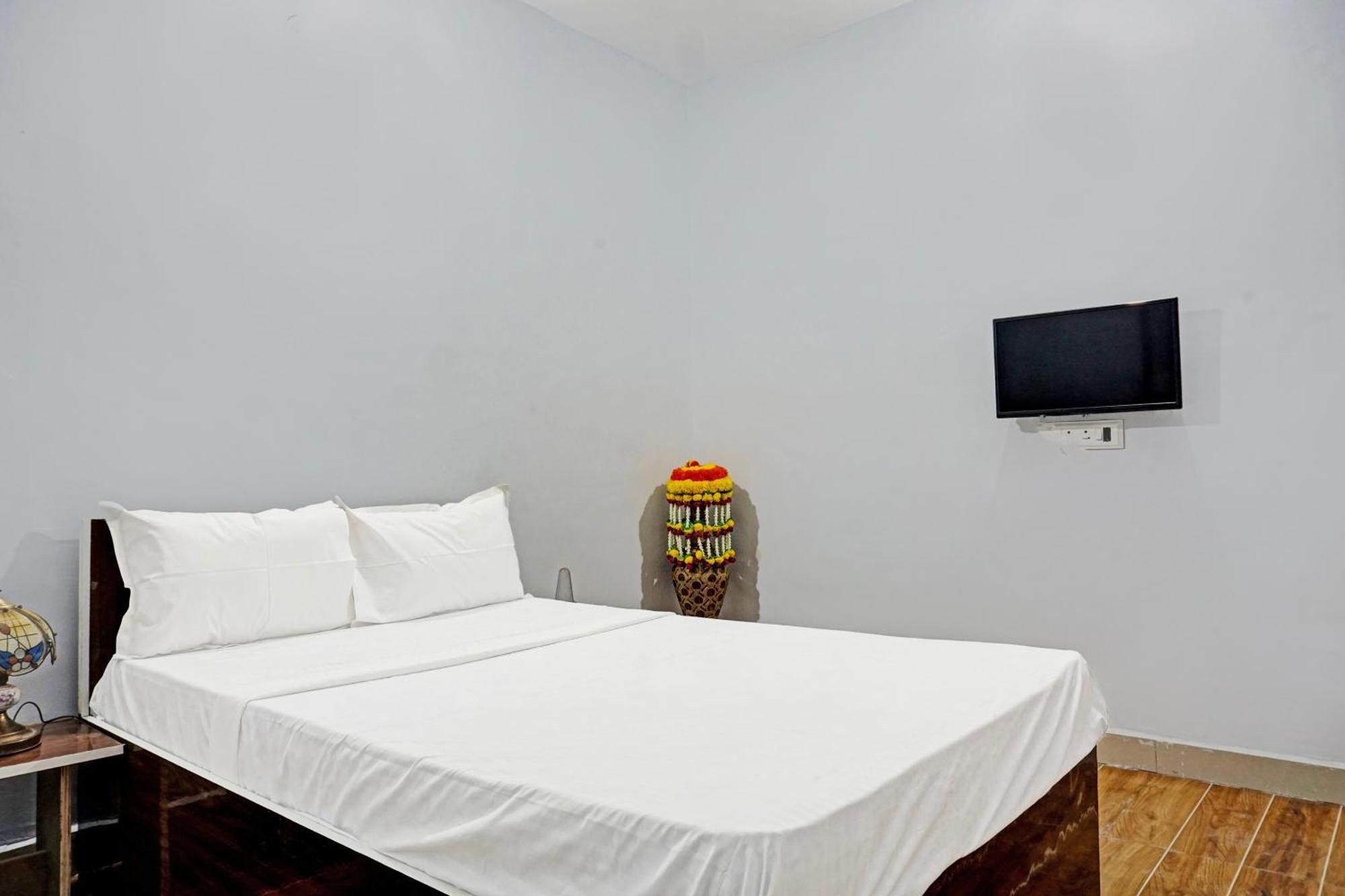 Oyo 820503 Lotus Lodge And Guest House Kharakvasla Luaran gambar