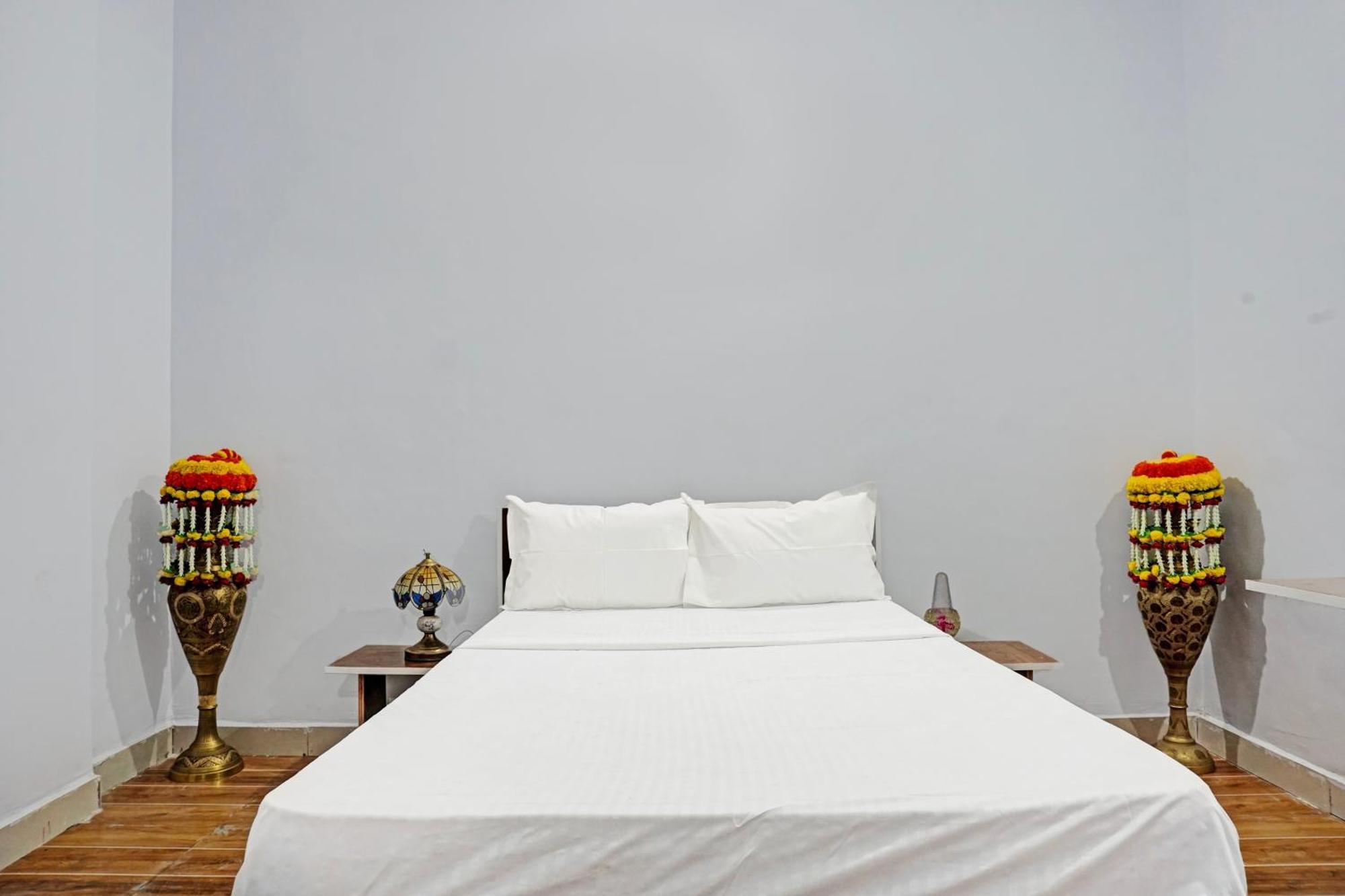 Oyo 820503 Lotus Lodge And Guest House Kharakvasla Luaran gambar