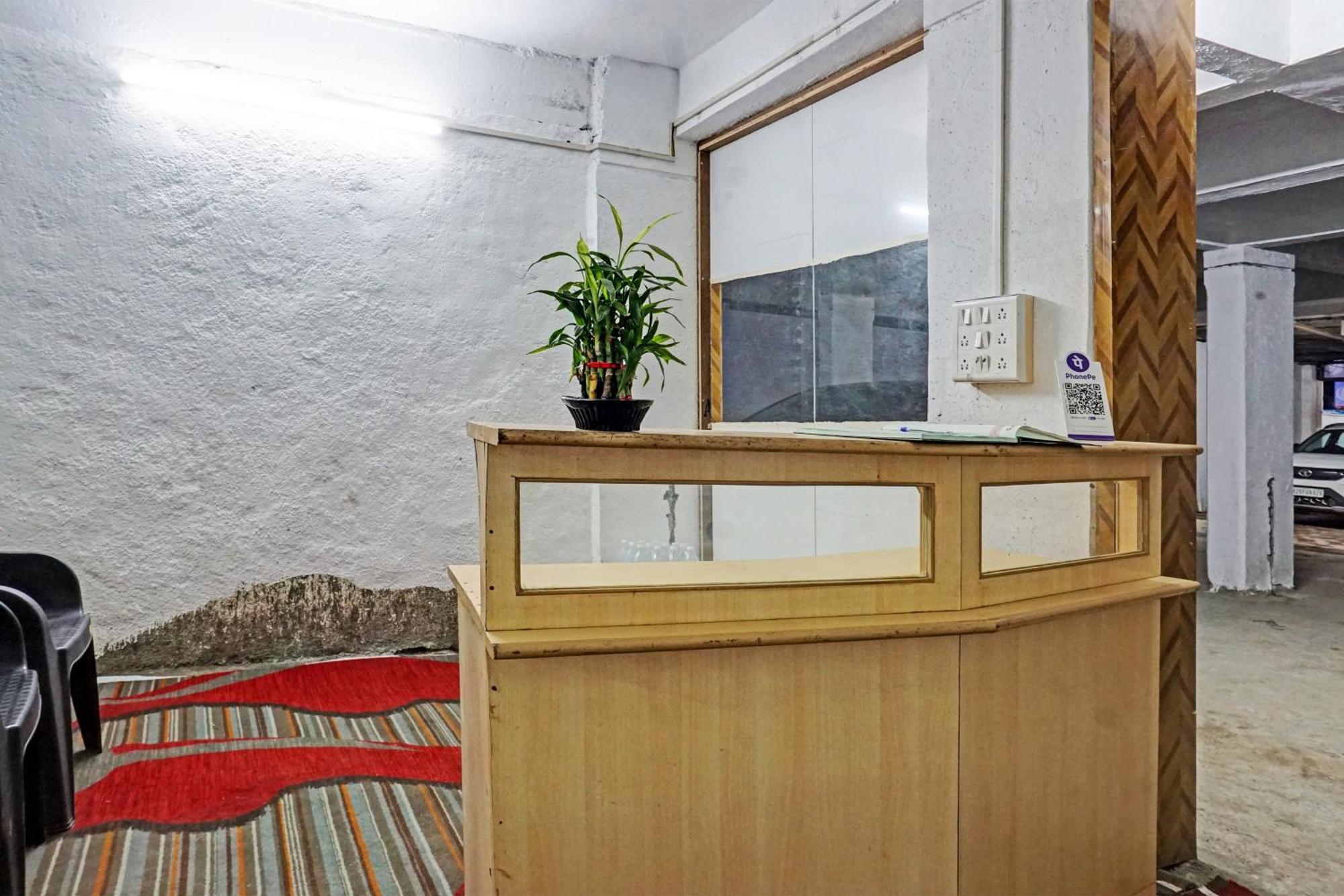 Oyo 820503 Lotus Lodge And Guest House Kharakvasla Luaran gambar