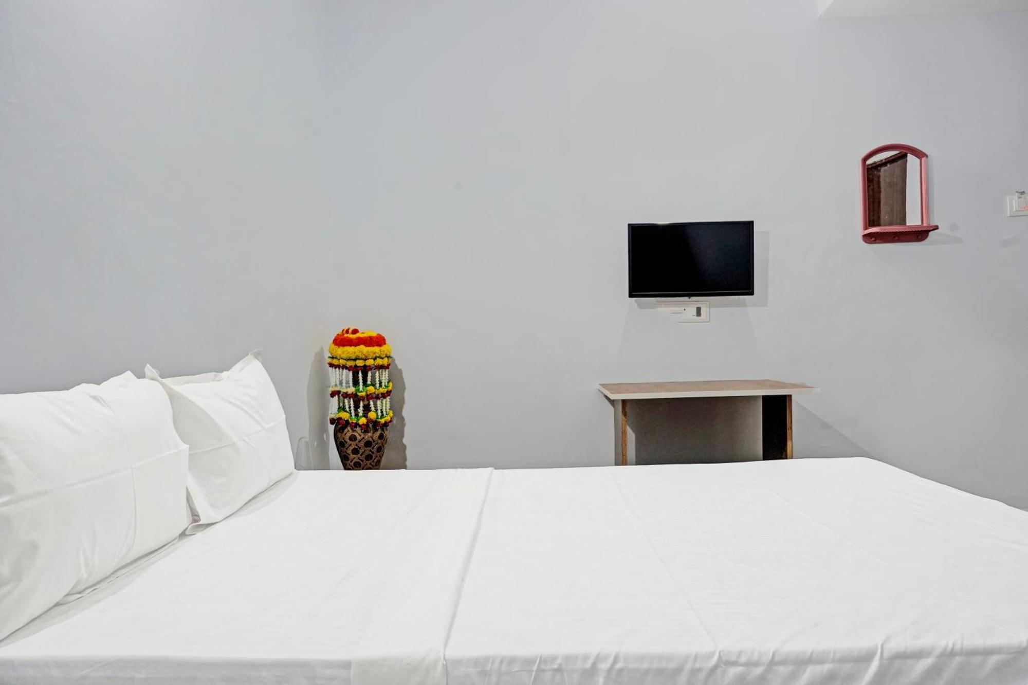 Oyo 820503 Lotus Lodge And Guest House Kharakvasla Luaran gambar