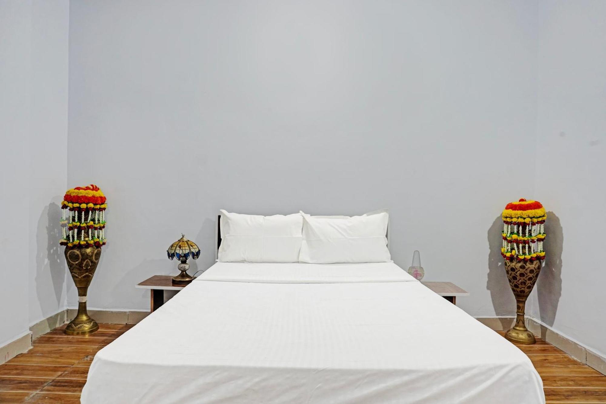 Oyo 820503 Lotus Lodge And Guest House Kharakvasla Luaran gambar
